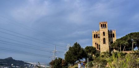 El inacabado castillo de Torre Baró, sobre el barrio de Roquetes, se destinó a vivienda particular dentro de una 'ciudad-jardín' que no prosperó