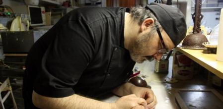 Josep González, pastisser de la Pastisseria Conde de Tarragona i vicepresident del Gremi d'Artesans Pastissers de Tarragona, prepara una de les figures castelleres