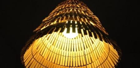 Lámpara de techo compuesta de pinzas de madera para tender la ropa. crea-re. www.crea-re.com