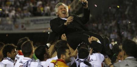 Ancelotti es manteado por sus jugadores tras la consecución de la Copa del Rey