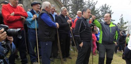 El presidente del PNV, Andoni Ortuzar, junto a militantes en el monte Bizkargi