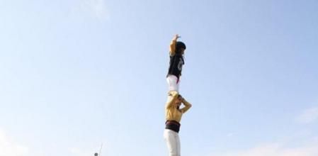 Els Castellers de Badalona van alçar un pilar de quatre amb un exjugador dels Dracs al segon pis