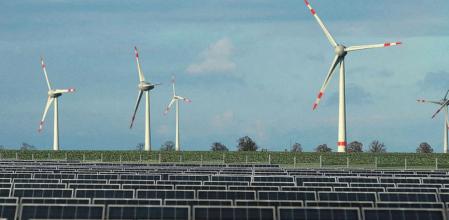 Un parque de energía solar, junto a un parque de energía eólica