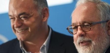 El candidato del PP a las europeas, Miguel Arias Cañete, con su 'número dos', Esteban González Pons.