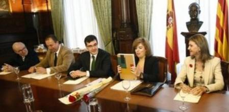 La vicepresidenta del Gobierno, Soraya SáenzdeSantamaría (2d), la delegada del Gobierno en Cataluña, Llanos de Luna (1d), y el secretario de Estado de Relaciones con las Cortes, José Luis Ayllón (3d), durante la reunión que han mantenido esta mañana en Barcelona con representanes del Gremio de Editores con motivo de la celebración de la Diada de Sant Jordi.