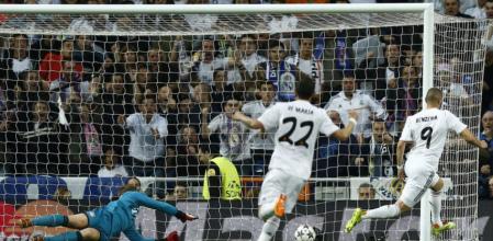 Karim Benzema anota el 1-0 en la ida de las semifinales de la Champions