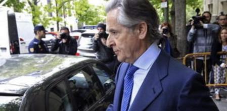 El expresidente de Caja Madrid Miguel Blesa abandona el Tribunal Superior de Justicia de Madrid tras declarar como testigo en el juicio por prevaricación contra el magistrado que ordenó encarcelarle en dos ocasiones, Elpidio Silva