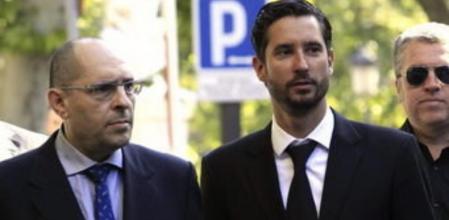 El juez Elpidio Silva (i) a su llegada esta mañana al Tribunal Superior de Justicia de Madrid (TSJM) donde el expresidente de Caja Madrid, Miguel Blesa, debe volver a declarar como testigo en el juicio por prevaricación contra este magistrado que ordenó encarcelarle en dos ocasiones