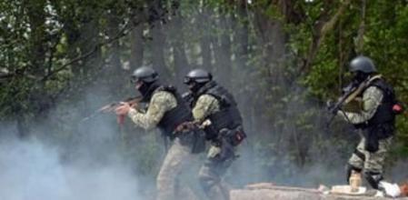 Fuerzas especiales del ejército ucraniano toman posiciones a las afueras de la ciudad de Slaviansk, controlada por los prorrusos