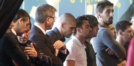 El presidente del FC Barcelona, Josep María Bartomeu, el segundo entrendor Jordi Roura y los jugadores Víctor Valdés , Xavi Hernández y Carles Puyol,i-d., junto al resto del club y jugadores durante el homenaje que se le está rindiendo al exentrenador del equipo Tito Vilanova, que falleció ayer, a los 45 años de edad, como consecuencia de un cáncer, para lo que se ha habilitado un espacio en la tribuna principal del Camp Nou
