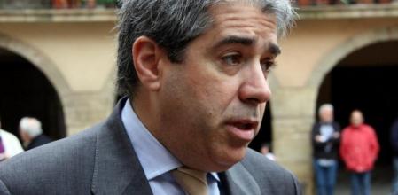 El conseller de la Presidència, Francesc Homs, atiende a los medios de comunicación.