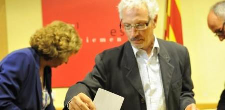 El juez Santiago Vidal, firmando la iniciativa de la ANC 'Vot per la Independència' en una imagen de archivo del pasado octubre