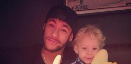 Neymar se come un plátano en apoyo a Alves