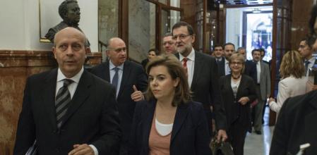 La vicepresidenta del Gobierno, Soraya Sáenz de Santamaría, acompañada del ministro de Educación, José Ignacio Wert, en los pasillos del Congreso.