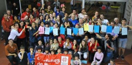 Els Castellers de Barcelona es fotografien amb plàtans per denunciar el racisme al món de l'esport