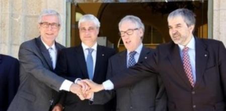 Ballesteros, Gordó, Poblet y Nin encajan las manos para celebrar el acuerdo que permite desatascar los accesos a la nueva prisión de Mas d'Enric