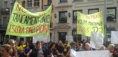 El ampa de la escuela Pau Picasso de Badalona se manifiesta en la Plaça de la Vila