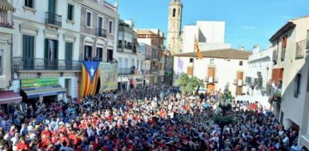 Els Castellers de l'Alt Maresme van omplir la plaça de l'Ajuntament de Calella el dia del seu bateig