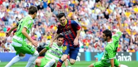 Messi trata de zafarse del marcaje de tres jugadores del Getafe.