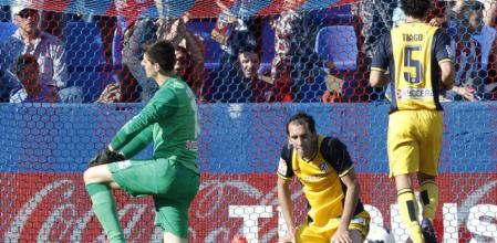 Courtois y Godin se lamentan del gol del Levante