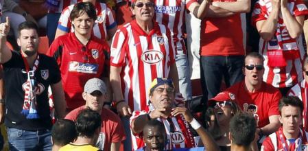 Diop gesticula durante el partido.