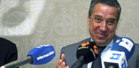 El exministro de Trabajo Eduardo Zaplana durante la rueda de prensa que ha ofrecido antes de asistir a un almuerzo con el Club Rotary de Alicante