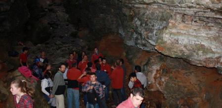 Els Xiquets de Cambrils preparant-se per alçar un pilar al fons de l'avenc