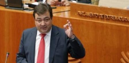 El secretario general del PSOE de Extremadura, Guillermo Fernández Vara, que ha anunciado hoy que presentará una moción de censura contra el Gobierno de José Antonio Monago al finalizar el debate del Estado de la Región, durante su intervención en el Parlamento regional.