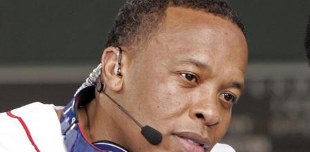 El productor musical y rapero Dr. Dre, con unos auriculares de su marca Beats
