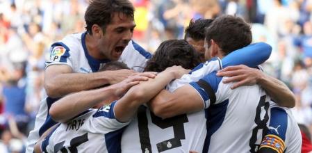 Los jugadores del Espanyol celebran su primer gol ante Osasuna durante el partido de la trigésima séptima jornada de liga en Primera División que se disputa en el estadio de Cornellá-El Prat