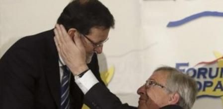 El candidato del Partido Popular Europeo a la Presidencia de la Comisión Europea, Jean-Claude Juncke (d), junto al presidente del Gobierno, Mariano Rajoy (i), momentos antes de intervenir en un desayuno informativo organizado por Nueva Economía Fórum.