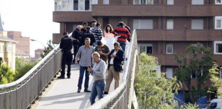 Efectivos de la policía junto al cadáver de la presidenta de la Diputación de León, Isabel Carrasco, que ha muerto esta tarde al ser tiroteada en las inmediaciones de su casa, en el Paseo de la Condesa de León