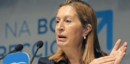 La ministra de Fomento, Ana Pastor, durante su intervención en el mitin para las elecciones europeas celebrado en A Estrada, en Pontevedra.