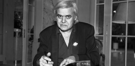 Fotografía de archivo en blanco y negro fechada el 7 de julio de 1993 que muestra al artista suizo H. R. Giger, en Suiza. Giger falleció ayer, 12 de mayo de 2014, a los 74 años de edad