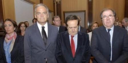 El presidente de la Junta de Castilla y León, Juan Vicente Herrera (d); el expresidente de la Junta Juan José Lucas, y el número dos en la lista del PP a las elecciones europeas, Esteban González Pons (i), guardan un minuto de silencio en el salón del Ayuntamiento de León