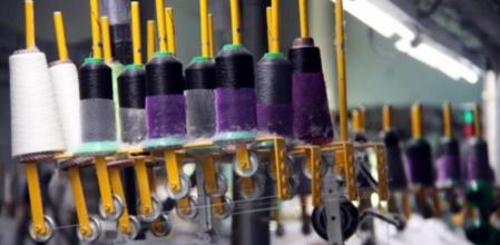 Detall de fils en una fàbrica tèxtil de Navarcles