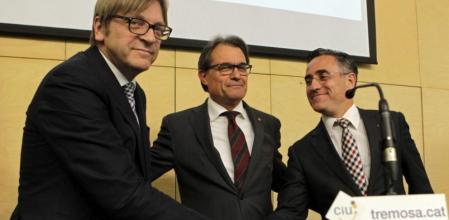 El presidente de la Generalitat y lider de CiU, Artur Mas, el candidato a las elecciones europeas por la coalición nacionalista, Ramon Tremosa, y el presidente de la Alianza de Liberales y Demócratas de Europa (ALDE) y candidato liberal a presidir la CE, el belga Guy Verhosftadt