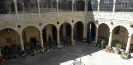 Ramos de flores llenaron el patio del Palacio de Los Guzmanes, sede de la DiputacióndeLeón, en recuerdo de su presidenta Isabel Carrasco, asesinada a tiros