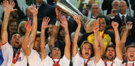 El capitán del Sevilla, Ivan Rakitic (c), sostiene el trofeo de campeones durante la celebración por la victoria ante el Benfica en el partido por la final de la Liga Europa, hoy, miércoles 14 de mayo de 2014, en Turín (Italia)