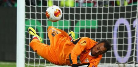 Beto detiene un penalti en la tanda ante el Benfica