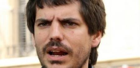 El cabeza de lista de ICV-EUiA, Ernest Urtasun, atiende a los medios durante un acto de campaña celebrado hoy en la localidad barcelonesa de Sant Feliu.