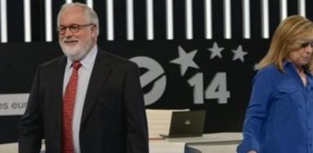 El candidato del PP, Arias Cañete, tras saludar a su contrincante en el debate, Elena Valenciano.