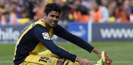 Diego Costa en el suelo tras lesionarse en el partido ante el F.C Barcelona