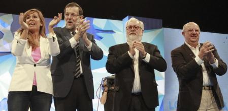El presidente del Gobierno, Mariano Rajoy, junto a Alicia Sánchez-Camacho (i) al comienzo de un mitin del PP en Barcelona.