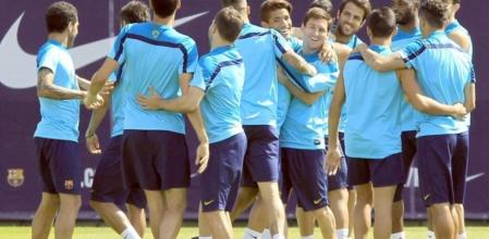 El delantero argentino del FC Barcelona, Leo Messi, junto a sus compañeros durante el entrenamiento que ha realizado la plantilla azulgrana, en la Ciudad Deportiva Joan Gamper, para preparar el partido correspondiente a la última jornada de liga que mañana disputarán ante el Atlético de Madrid en el Camp Nou de Barcelona