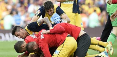 Los jugadores del Atlético celebran el título sobre el césped del Camp Nou.