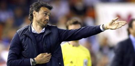 Luis Enrique, da instrucciones desde la banda durante el partido.