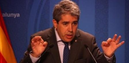 El conseller de la Presidència, Francesc Homs, gesticula en rueda de prensa este martes
