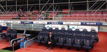 Luis Enrique, flamante técnico del FC Barcelona, en el banquillo azulgrana tras firmar su contrato en las oficinas del club