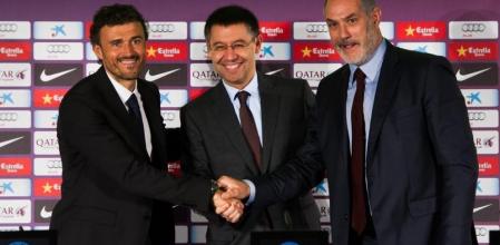 Josep Maria Bartomeu en sala de prensa junto a Luis Enrique y Andoni Zubizarreta.
